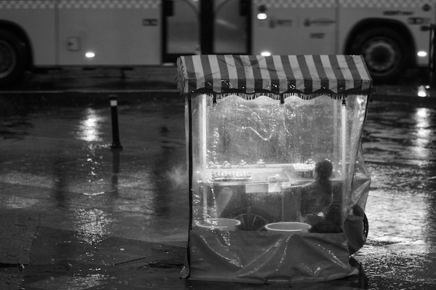 Vendedor vendendo castanhas na praça Eminonu