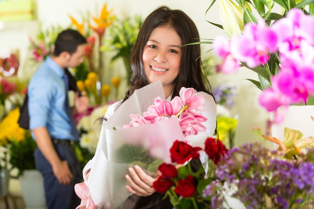 Vendedora e cliente na loja de flores