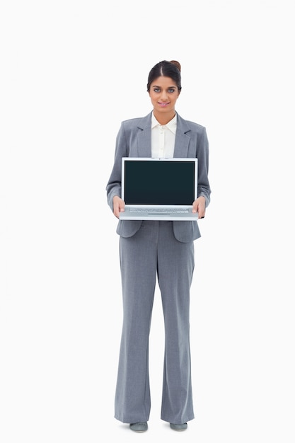 Vendedora mostrando a tela de seu laptop