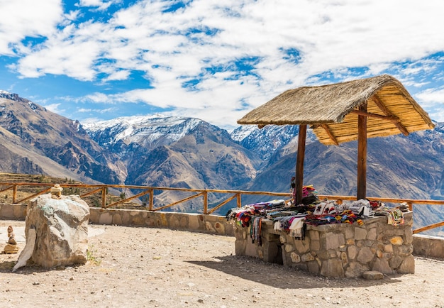 Vendedores ambulantes de mercado em colca canyon peru américa do sul ponchos de pano de lenço colorido de lã de lhama de alpaca