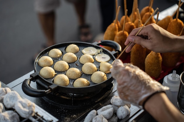 Vendedores de comida que hacen del takoyaki un delicioso bocadillo de comida callejera en el mercado jogokariyan ramadhan