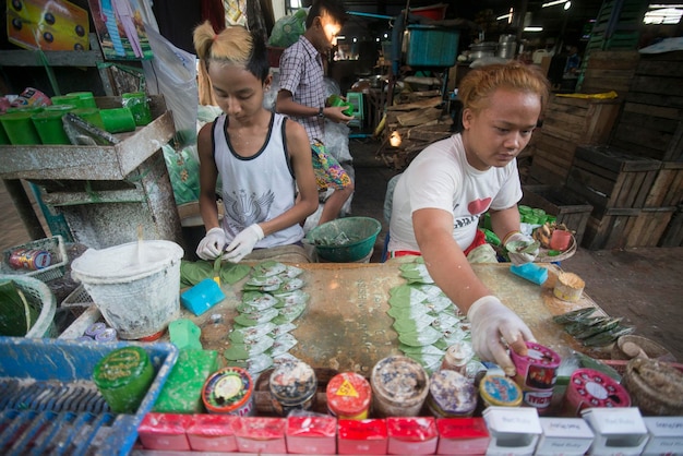 Foto vendedores preparando hojas de betel en el mercado