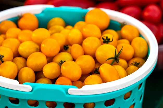 Vendendo um tomate em um bazar de rua legumes maduros frescos cultivados em uma fazenda em um pequeno balcão