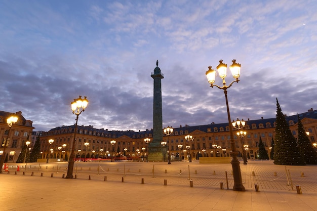 Vendome-Säule mit Statue von Napoleon Bonaparte auf dem Place Vendome, dekoriert für Weihnachten in der Nacht Paris Frankreich