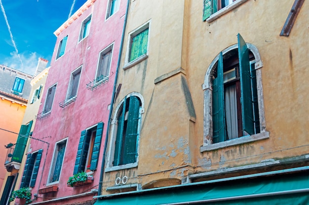 Venecia edificios bajo un cielo azul con nubes