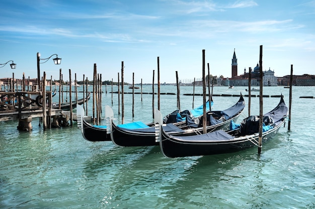 Venecia góndolas góndolas amarradas por la plaza de san marcos con la iglesia de san giorgio di maggiore en el