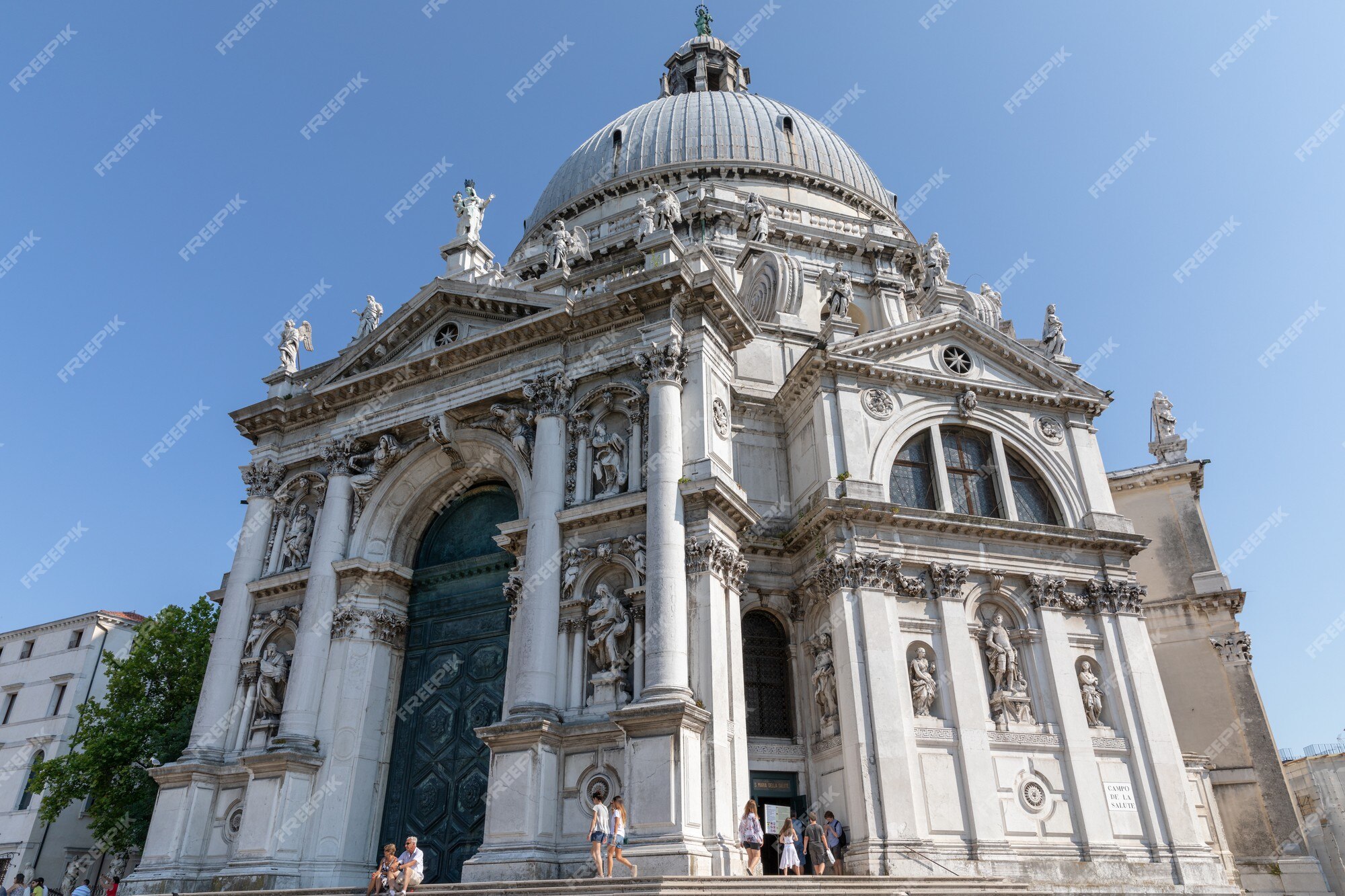 Venecia, italia - 1 de julio de 2018: vista panorámica de la basílica de santa maria della salute (santa maría de la salud), conocida como salute, es una iglesia católica romana y Venecia, italia - 1 de julio de 2018: vista panorámica de la basílica de santa maria della salute (santa maría de la salud), conocida como salute, es una iglesia católica romana y