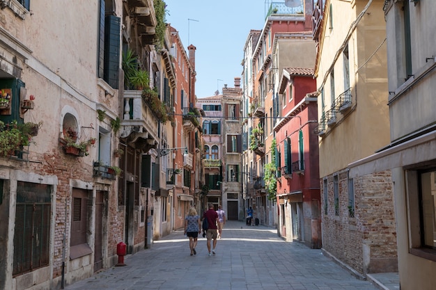 Venecia, Italia - 1 de julio de 2018: Vista panorámica de la calle estrecha de Venecia con edificios históricos Paisaje de día soleado de verano