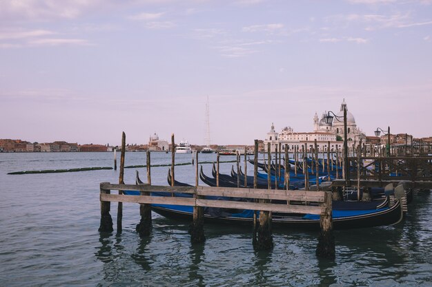 Venecia, Italia - 1 de julio de 2018: Vista panorámica de la ciudad de la costa de la Laguna Veneta de Venecia con góndolas. Paisaje del día de la mañana de verano y espectacular cielo azul