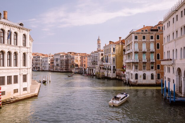 Venecia, Italia - 1 de julio de 2018: Vista panorámica del Gran Canal (Canal Grande) desde el Puente de Rialto. Es uno de los principales corredores de tráfico acuático de la ciudad de Venecia. Paisaje de día soleado de verano y cielo azul