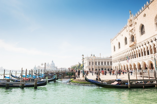 Venecia, Italia - 12 de abril de 2016. Góndola por el Gran Canal y la plaza San Marco en Venecia, Italia