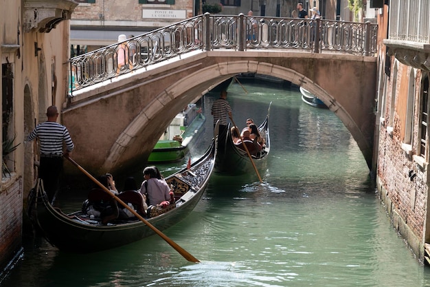 VENECIA, ITALIA - 15 DE SEPTIEMBRE DE 2019 - Paseo en góndola en Venecia