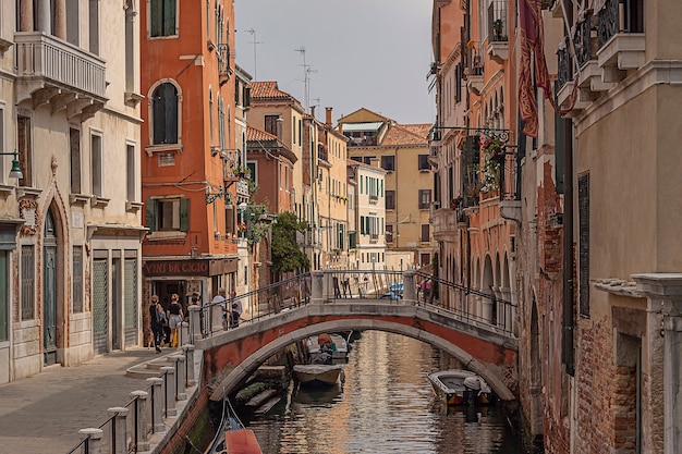 VENECIA, ITALIA 2 DE JULIO DE 2020: Detalle del río Venecia con un pequeño puente