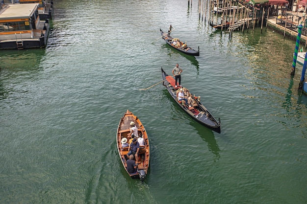 Venecia, Italia 2 de julio de 2020: góndolas en el canal de Venecia