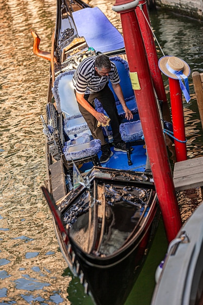 VENECIA, ITALIA 2 DE JULIO DE 2020: Gondolero en Venecia