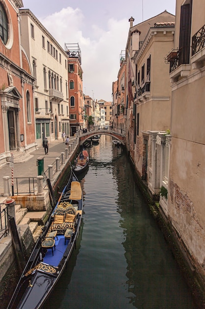 VENECIA, ITALIA 2 DE JULIO DE 2020: Pequeño río en Venecia