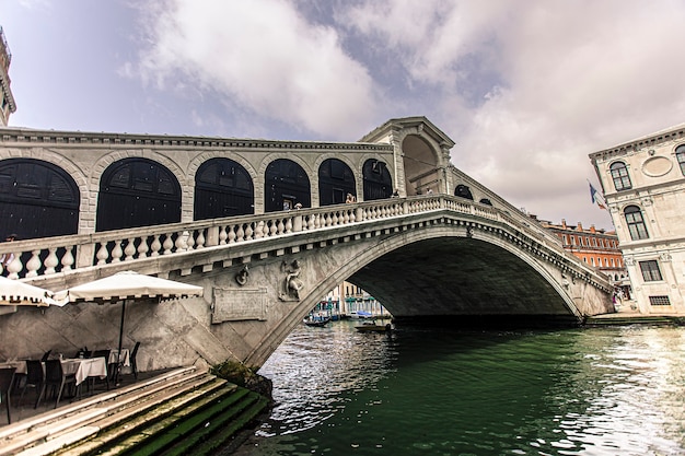 Foto venecia, italia 2 de julio de 2020: vista de tres cuartos del puente de rialto en venecia