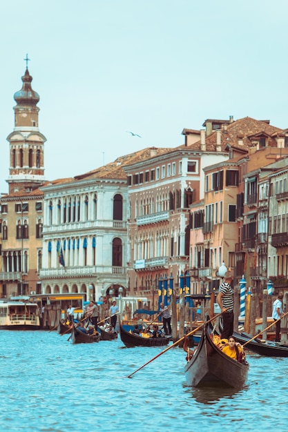 Venecia Italia 25 de mayo de 2019 vista del gran canal lleno de barcos y puente de rialto gandolas en horario de verano de fondo