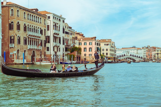 Venecia Italia 25 de mayo de 2019 vista del gran canal lleno de barcos y puente de rialto gandolas en horario de verano de fondo