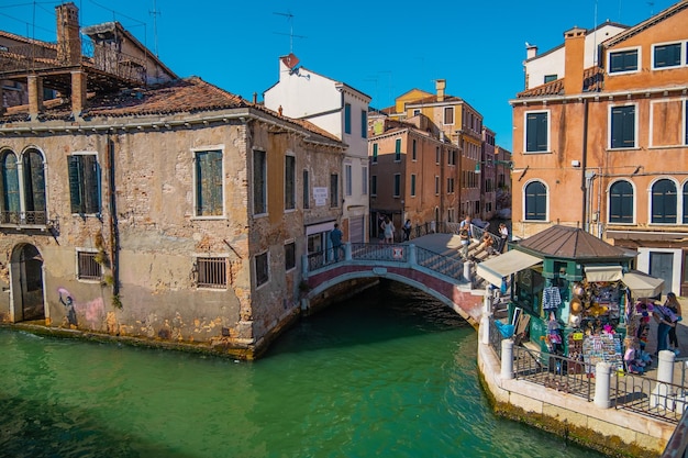 Foto venecia italia 27 de agosto de 2021 hermosa vista de los canales de venecia con turistas paseando por sus calles