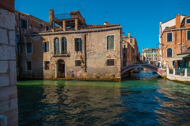 VENECIA ITALIA 27 de agosto de 2021 Vista de la gente cruzando el puente sobre los hermosos canales de Venecia