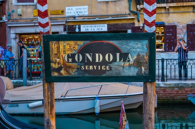 VENECIA ITALIA 27 de agosto de 2021 Vista del tablero con servicio de góndola en los canales de Venecia