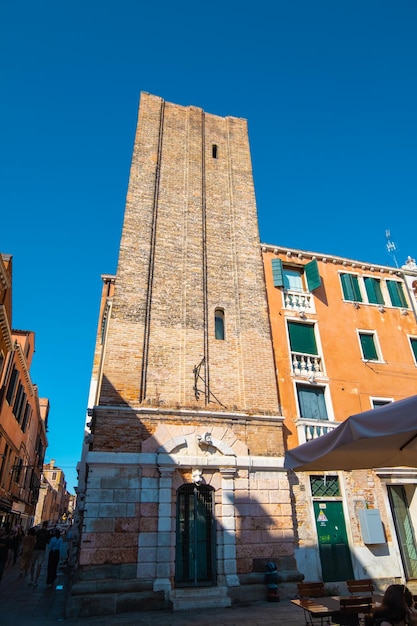 VENECIA ITALIA 27 de agosto de 2021 Vista de la torre medieval en el centro histórico de Venecia