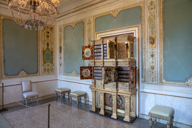 Venecia, Italia - 30 de junio de 2018: Vista panorámica del interior de la sala y las artes en el Palacio Ducal (Palazzo Ducale) es un palacio construido en estilo gótico veneciano en la Piazza San Marco