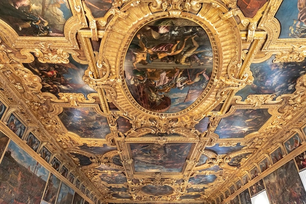 Foto venecia, italia - 30 de junio de 2018: vista panorámica del interior de la sala y las artes en el palacio ducal (palazzo ducale) es un palacio construido en estilo gótico veneciano en la piazza san marco