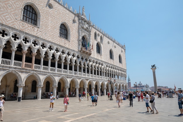 Venecia, Italia - 30 de junio de 2018: Vista panorámica del Palacio Ducal (Palazzo Ducale) es un palacio construido en estilo gótico veneciano y uno de los principales hitos de la ciudad en la Piazza San Marco