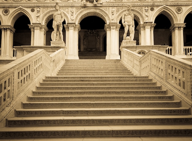 Foto venecia, italia. detalle de la escalera del palazzo ducale