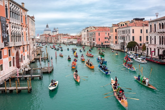 Foto venecia italia gran canal carnaval de venecia apertura con desfile de agua en barco góndola