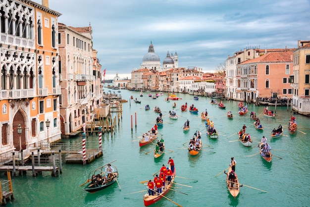 Venecia Italia Gran Canal Carnaval de Venecia apertura con desfile de agua en barco góndola