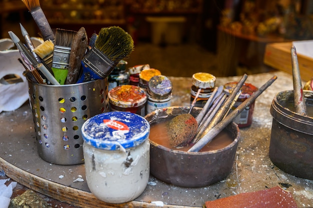 Venecia, Italia. Lugar de trabajo del artista, pinceles, pinturas y otras herramientas.