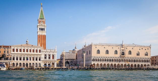 Venecia, Italia - Piazza San Marco en la mañana, mirador desde el canal