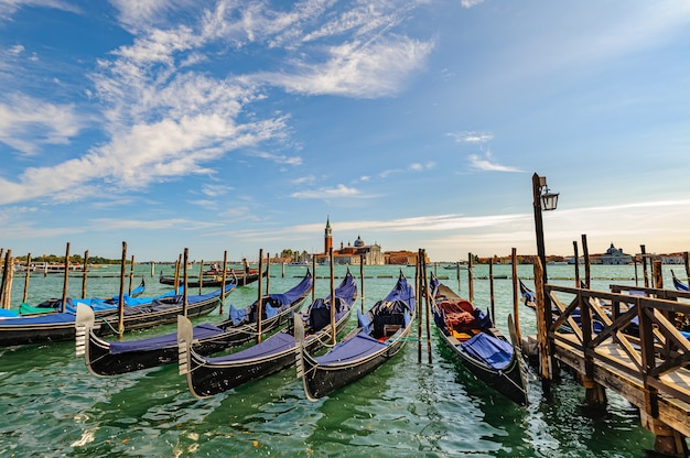 Venecia, Italia - Septiembre: Góndolas estacionadas en el Gran Canal, cerca de la Plaza San Marco con la iglesia de San Giorgio di Maggiore en el fondo