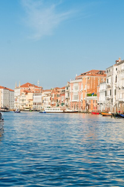 Venecia multicolores casas sobre el agua del canal, Italia