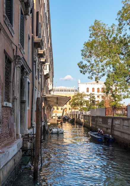 Venecia paisaje urbano estrecho canal de agua Italia