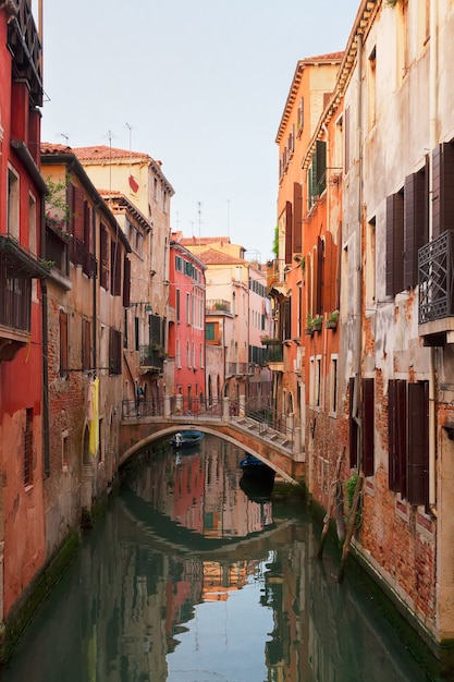 Venecia tradicional casas sobre un pequeño canal en el casco antiguo, Italia