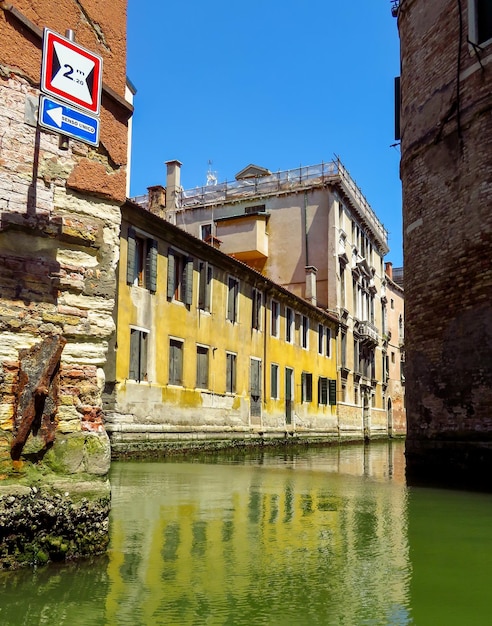 Venedig-Ansicht von der Wasserstraße zu den alten Gebäuden