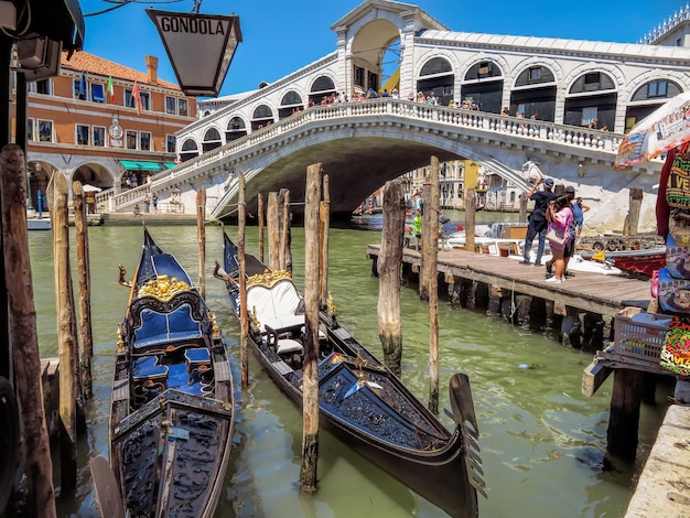 Venedig Gondeln vor Anker gegen die Rialtobrücke