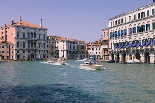 Venedig, Italien - 1. Juli 2018: Panoramablick auf den Canal Grande (Canal Grande) mit aktivem Verkehr Boote. Es ist ein wichtiger Wasserverkehrskorridor in der Stadt Venedig. Landschaft des sonnigen Sommertages und des blauen Himmels