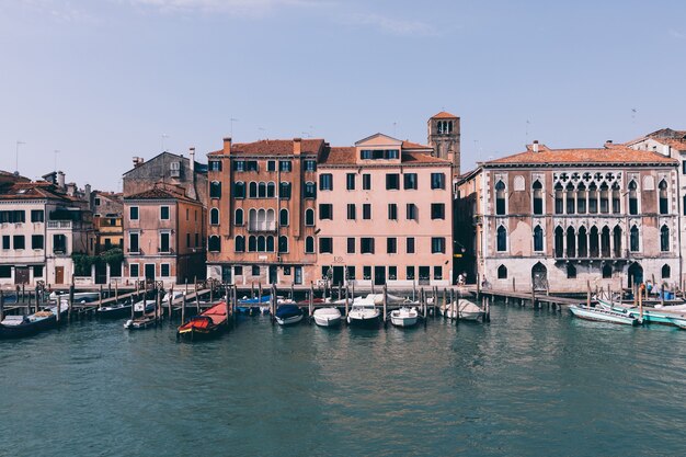 Venedig, Italien - 1. Juli 2018: Panoramablick auf den schmalen Kanal von Venedig mit historischen Gebäuden und Booten von der Brücke. Landschaft des sonnigen Sommertages