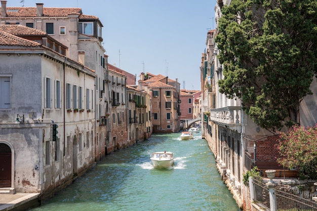 Venedig, Italien - 1. Juli 2018: Panoramablick auf den schmalen Kanal von Venedig mit historischen Gebäuden und Bootsverkehr von der Brücke Foscari. Landschaft des sonnigen Sommertages und des blauen Himmels