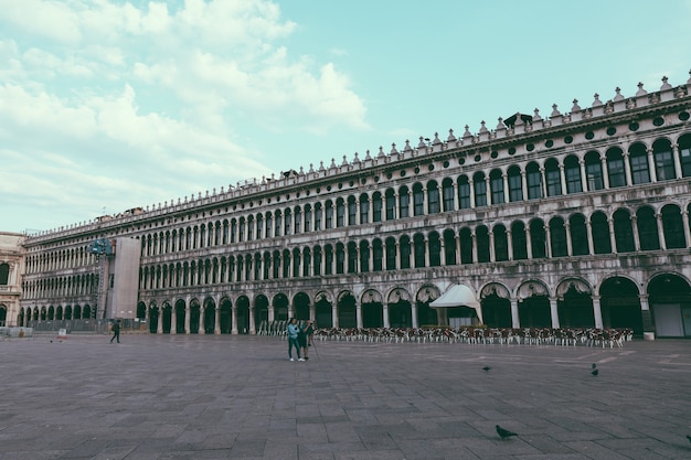 Venedig, Italien - 1. Juli 2018: Panoramablick auf die Fassade des Museo Correr und der Piazza San Marco, oft als Markusplatz bekannt, ist der wichtigste öffentliche Platz von Venedig?