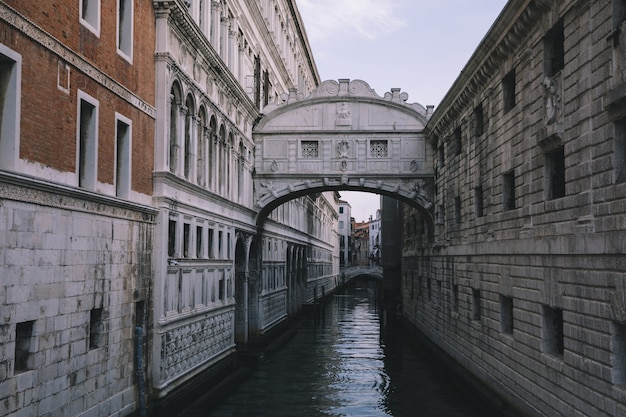 Venedig, Italien - 1. Juli 2018: Panoramablick auf die Seufzerbrücke (Ponte dei Sospiri) ist eine Brücke in Venedig an der Küste der Stadt. Landschaft des Sommermorgentages und des dramatischen blauen Himmels