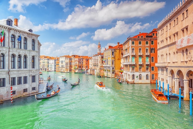 VENEDIG ITALIEN 12. MAI 2017 Blick auf den schönsten Kanal von Venedig Canal Grande Wasserstraßen Boote Gondeln Villen entlang Italien