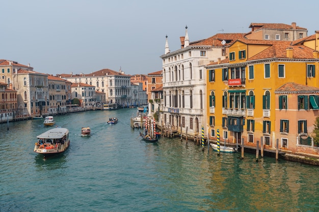 Venedig, Italien - 15.03.2019: Blick auf den Canal Grande. Verschiedene Boote schwimmen an einem schönen architektonischen Böschungskomplex vorbei. Reise.