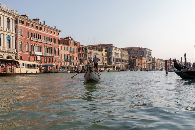 Venedig, Italien - 2. Juli 2018: Panoramablick auf den Canal Grande (Canal Grande) von der Gondel mit aktiven Gondeln. Der Canal Grande bildet einen der wichtigsten Wasserverkehrskorridore in der Stadt Venedig