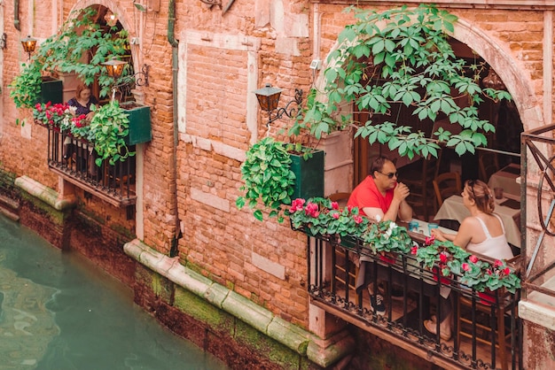 Venedig Italien 25. Mai 2019 Menschen im Café in der Nähe des Canal Grande